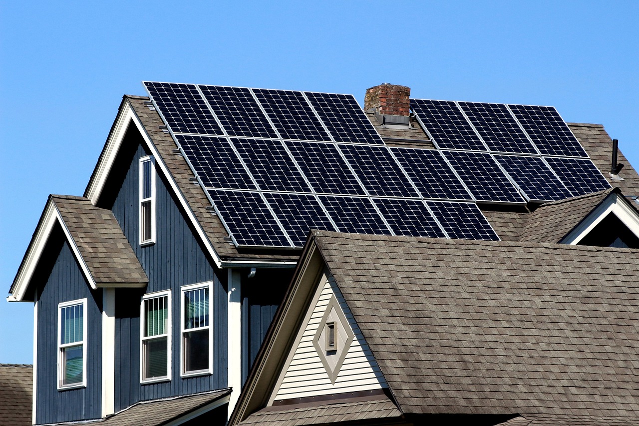 panneaux solaires sur un toit de maison